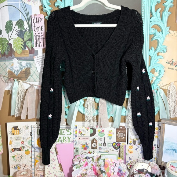 wild fable Sweaters - Wild Fable Black Cable Knit Cropped Cardigan Sweater Floral Embroidered Size XS